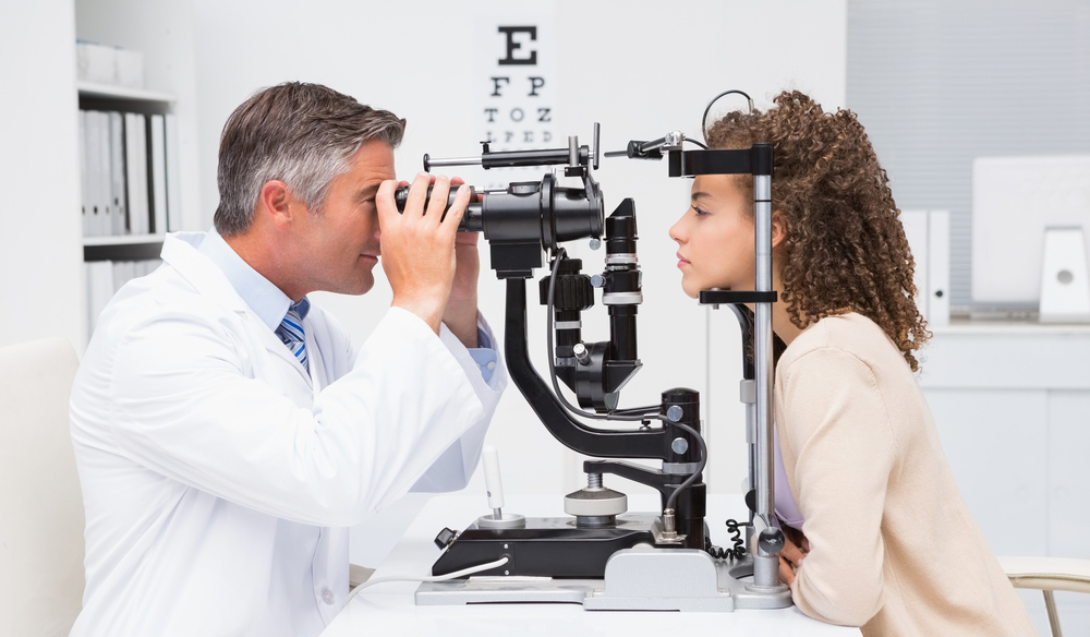 Лікар-офтальмолог, який проводить обстеження вашого зору